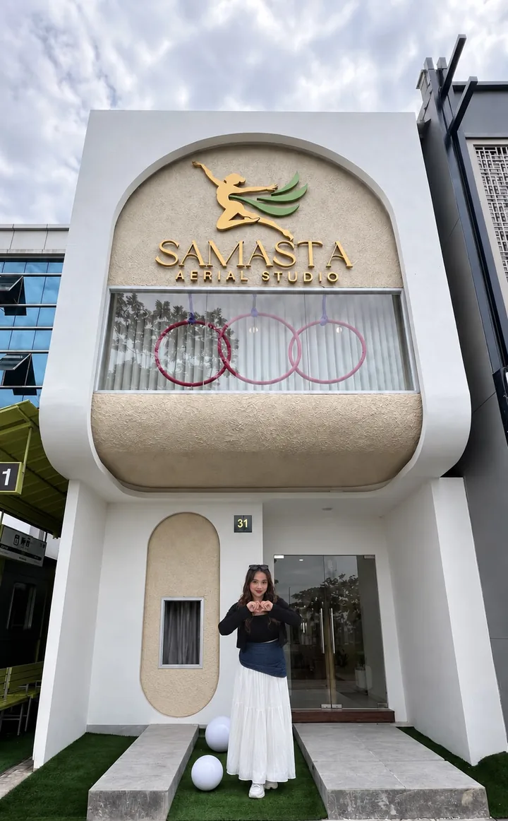 Priscilla Aristotles di depan Samasta Aerial Studio